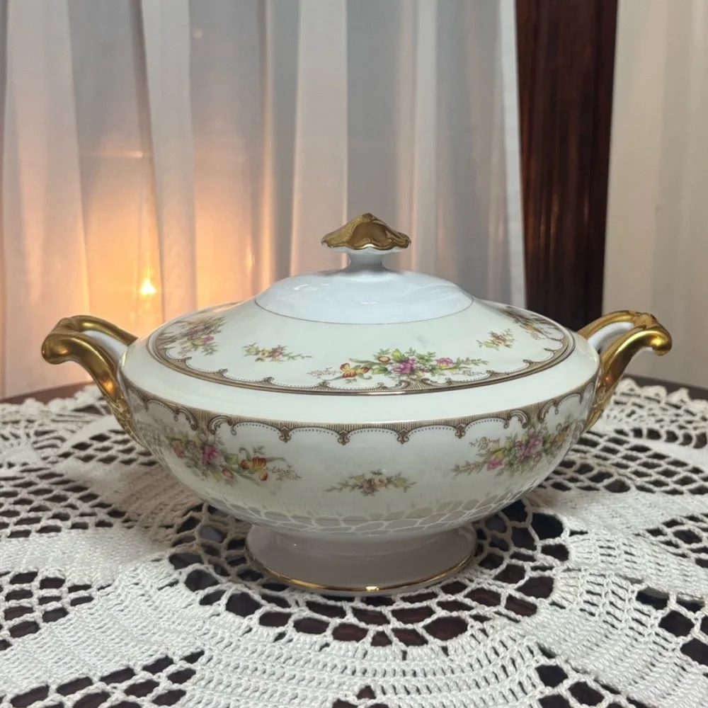 Royal Embassy Soup Tureen Covered Casserole Dish Lincoln Japan Vintage Rose Pink